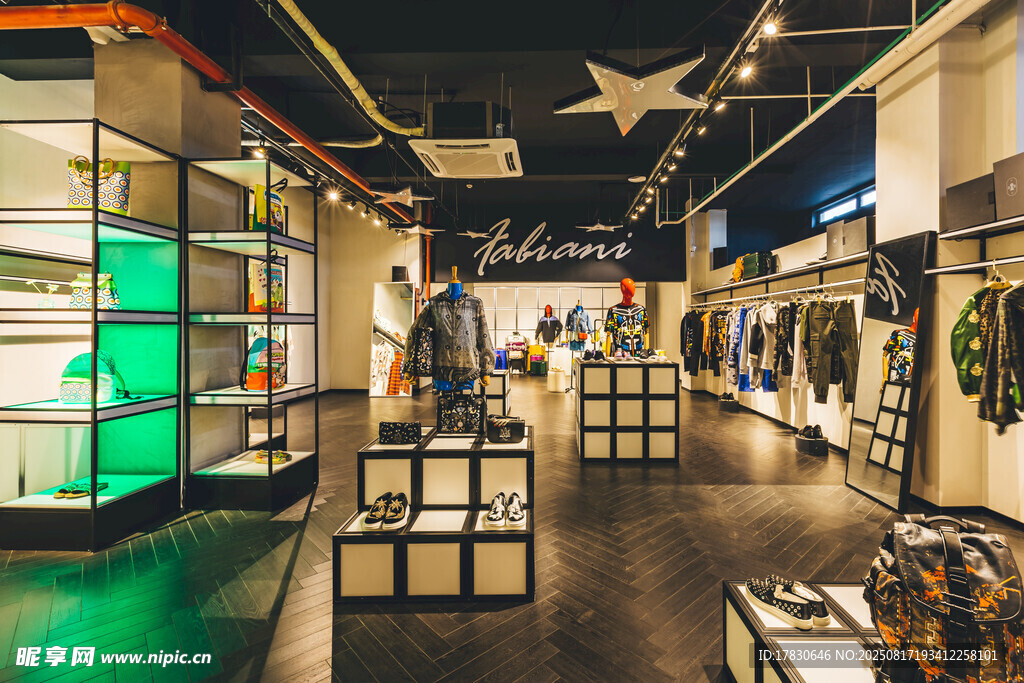 時尚潮流服飾店內(nèi)景展示
