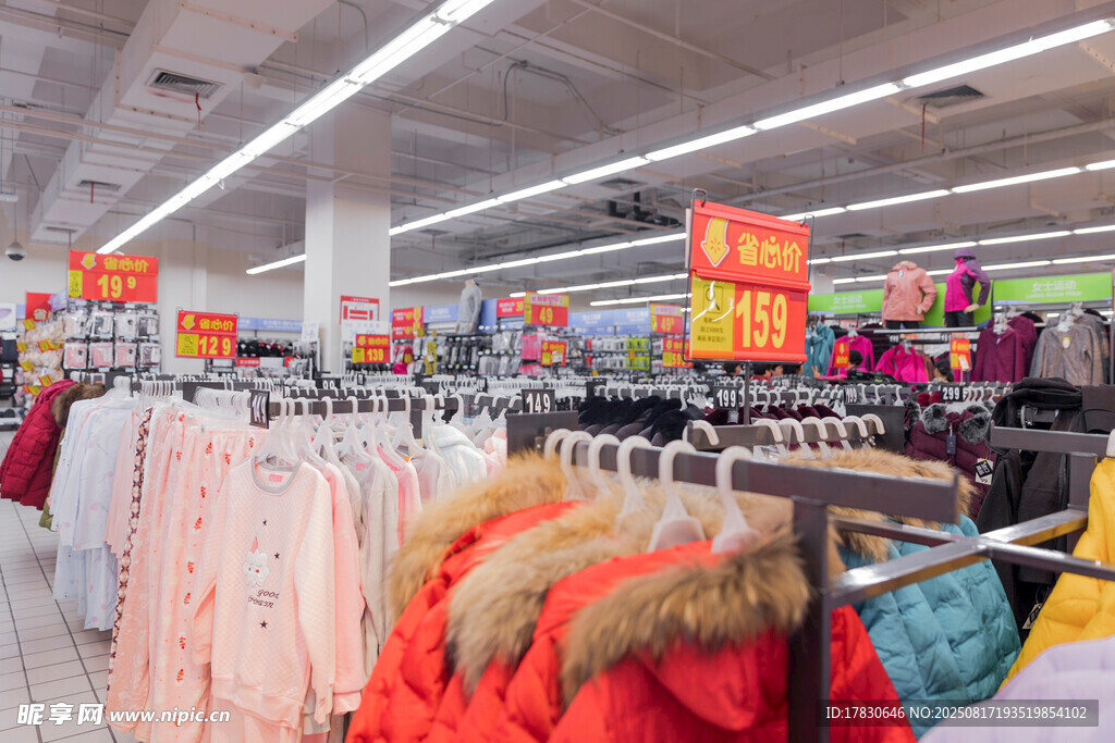 商場(chǎng)內(nèi)琳瑯滿目的冬季服飾