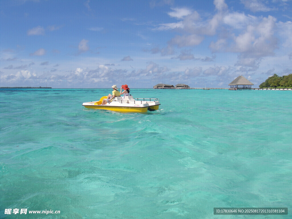 海上雙人乘香蕉船游玩