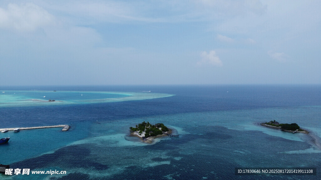 俯瞰蔚藍(lán)海洋中的島嶼