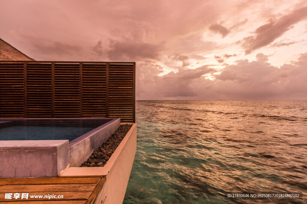 海邊木屋旁的絕美海景