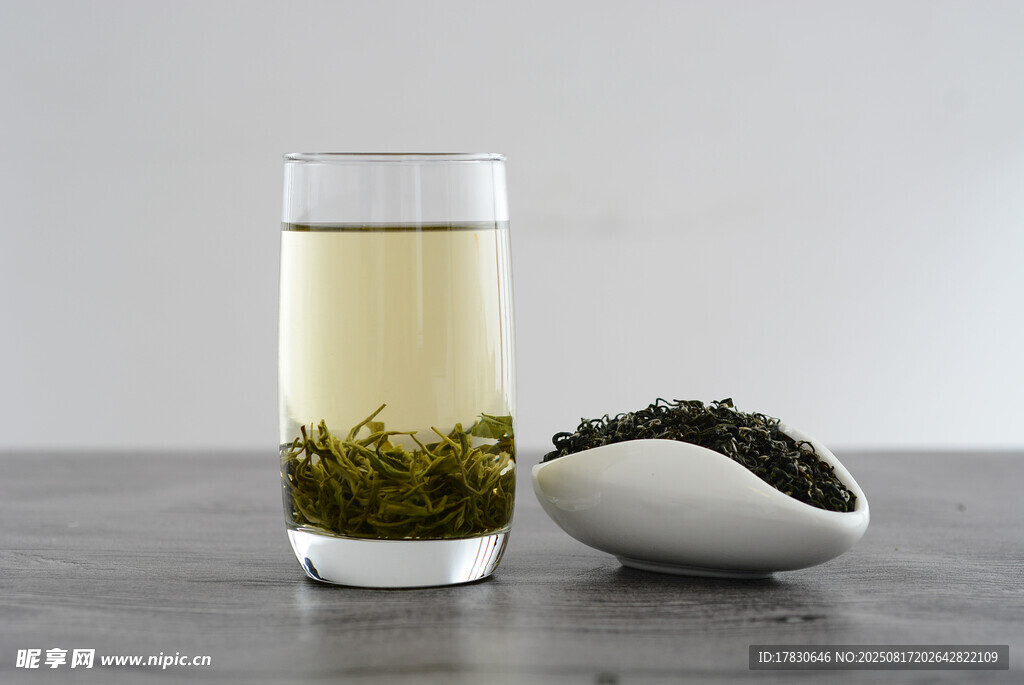 玻璃杯中的清新綠茶