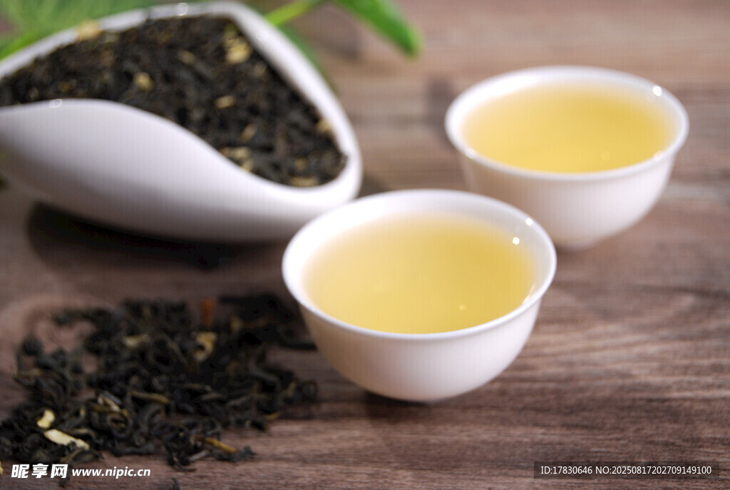 兩杯清茶與散落茶葉