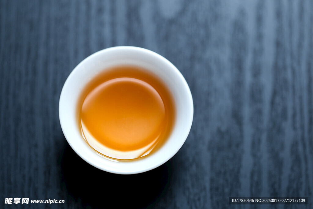 白瓷杯中的金黃茶湯