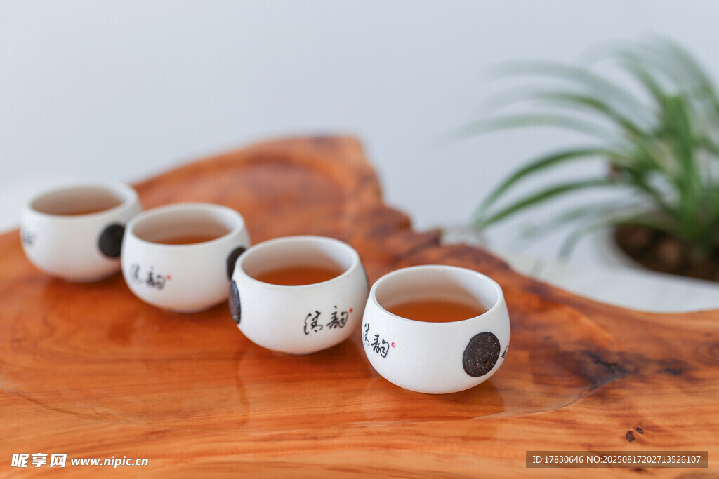 中式茶杯擺放在木桌上