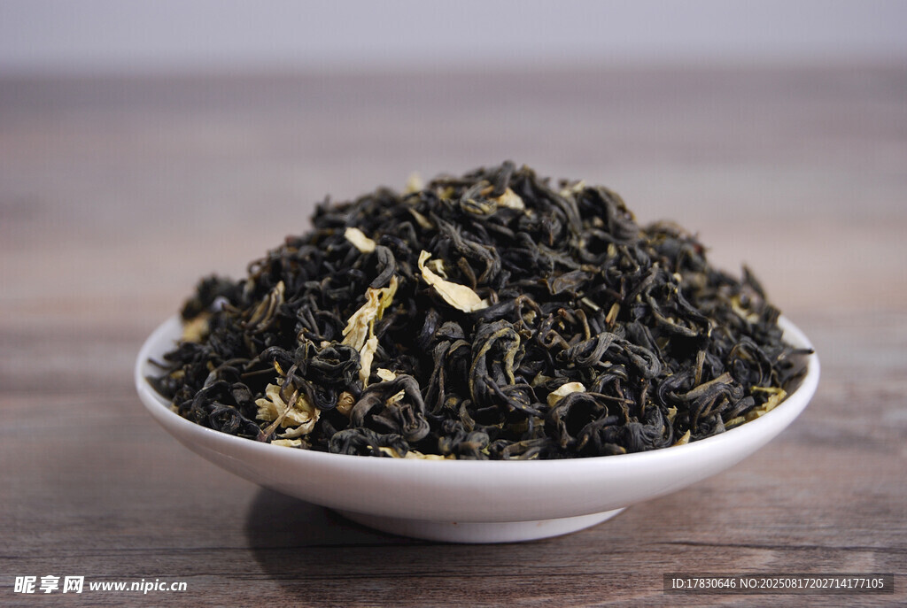 碗中盛放的美味茶葉