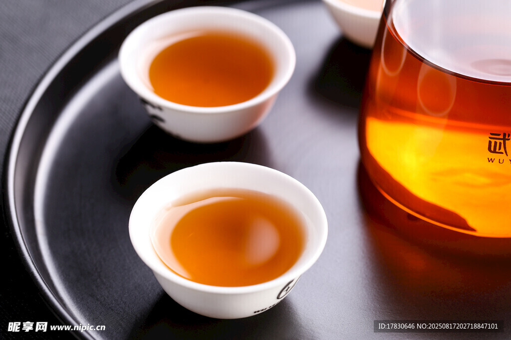 精致茶具與香醇茶湯