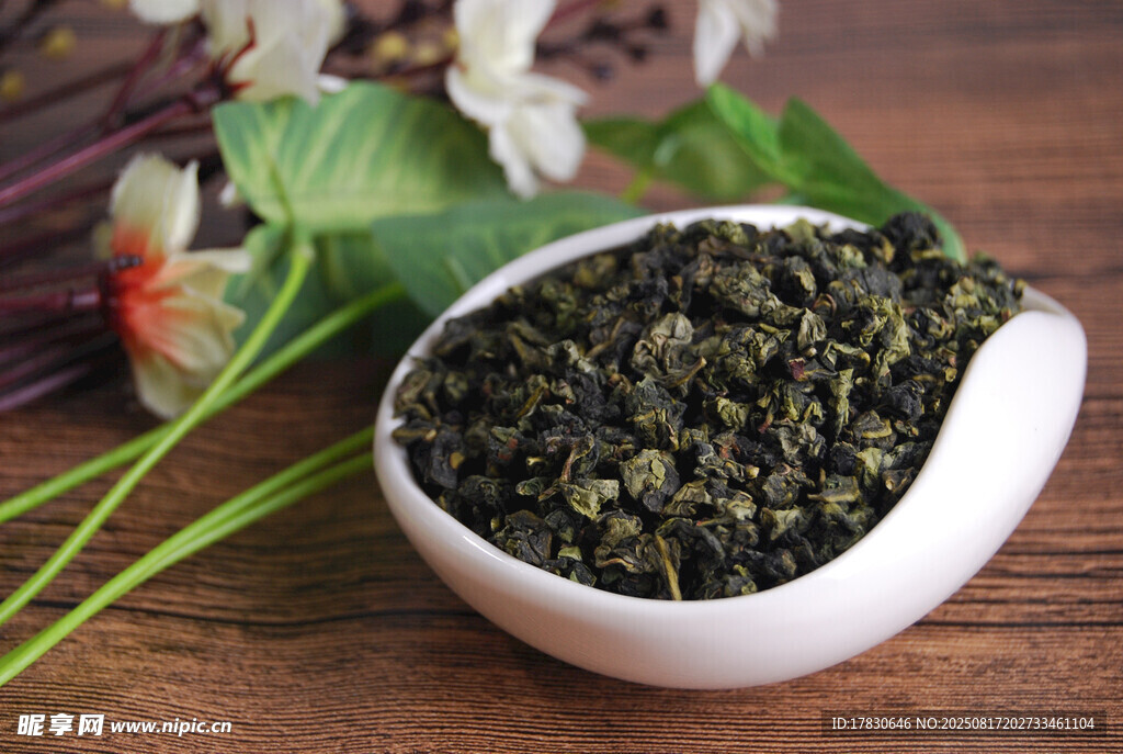 白瓷碗中的新鮮茶葉