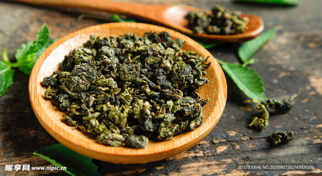 碗中盛放的新鮮綠茶葉