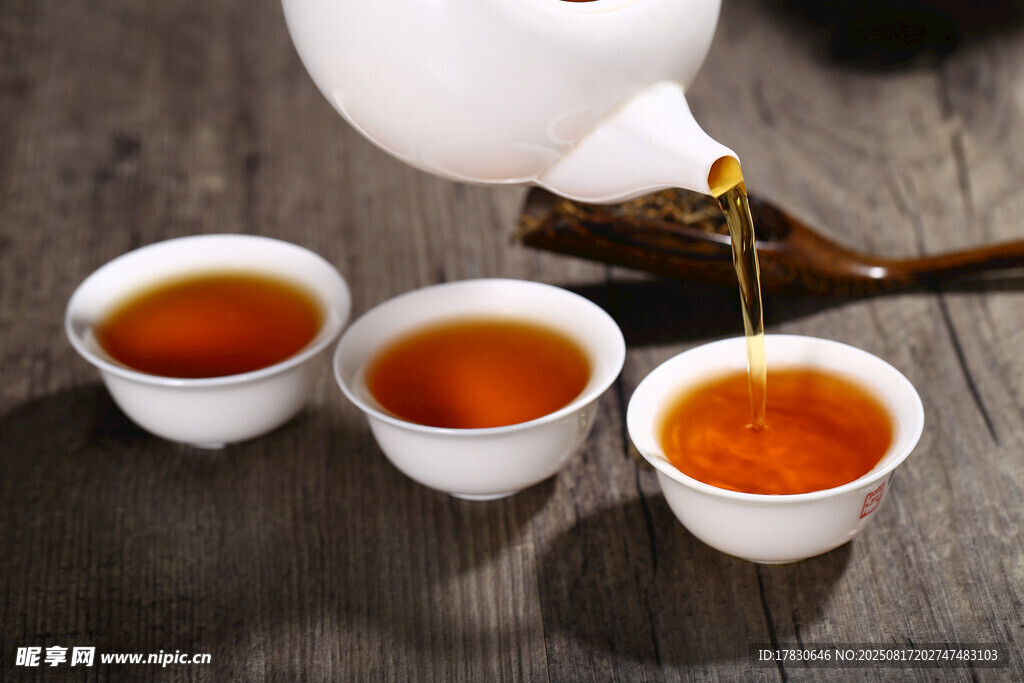 茶壺倒茶入三杯