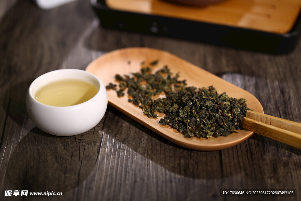 木制茶勺盛著清香茶葉