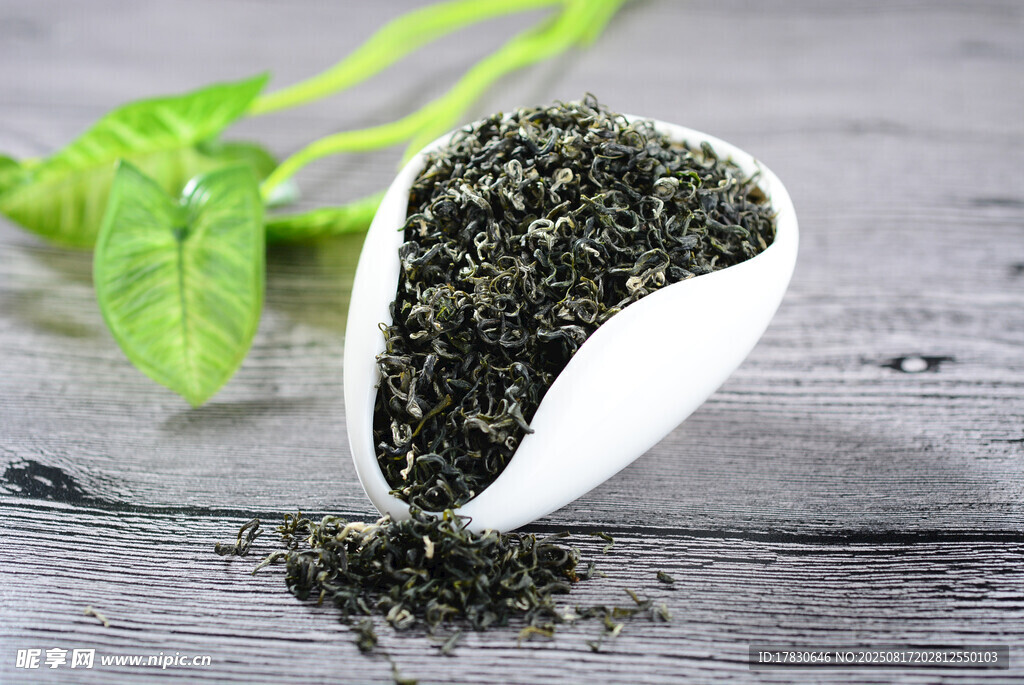 木桌上白勺中的散裝茶葉