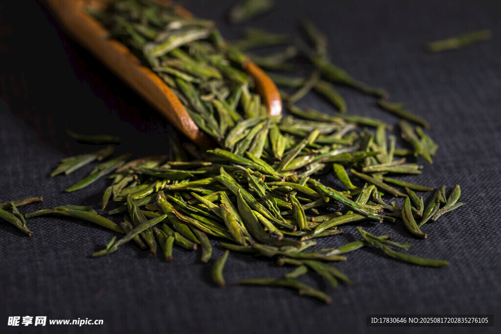 木勺中的嫩綠茶葉
