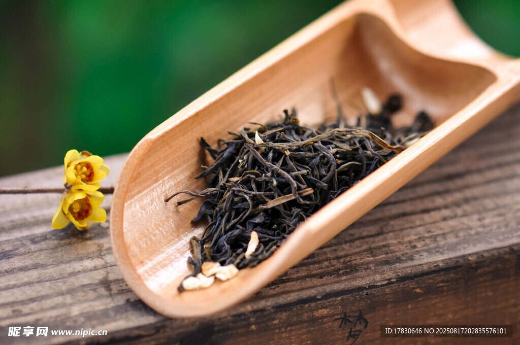 木勺中的散裝茶葉