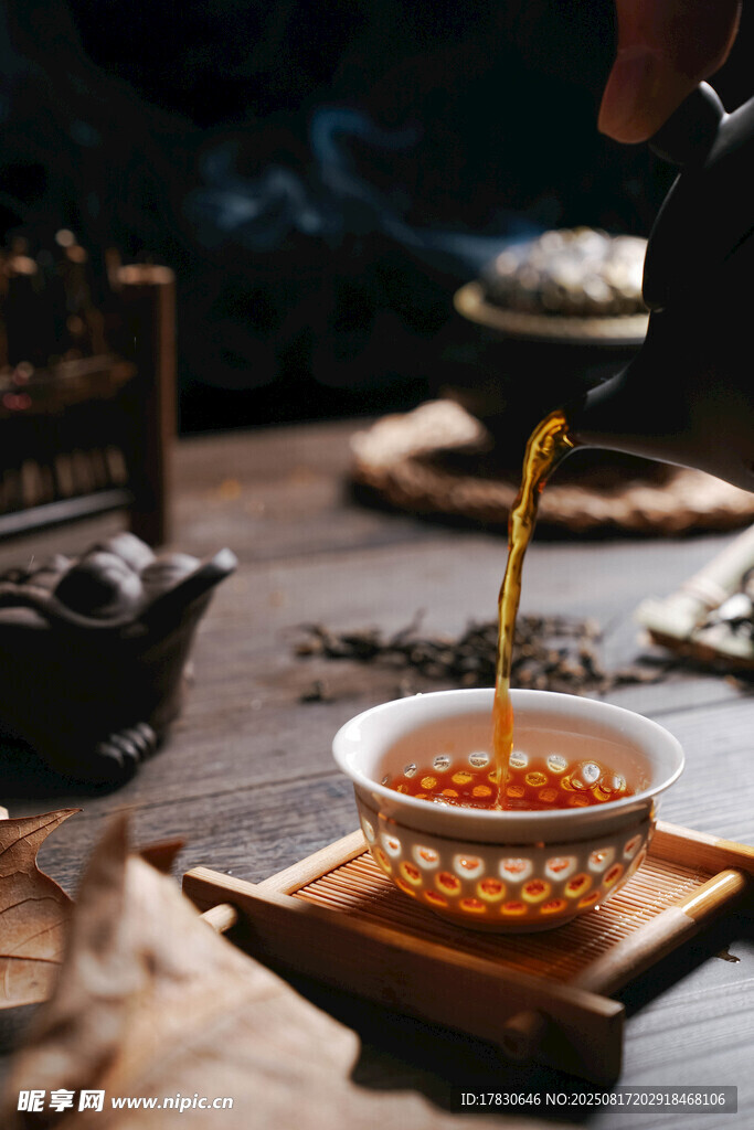 傳統(tǒng)茶藝之優(yōu)雅倒茶瞬間