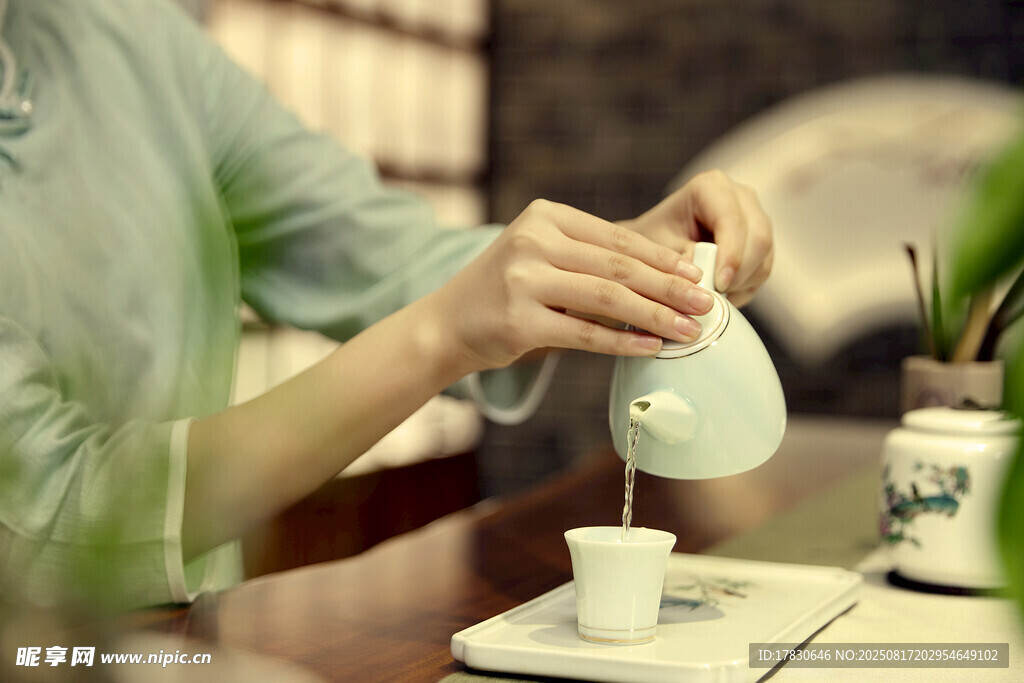 優(yōu)雅女士專注沏茶瞬間