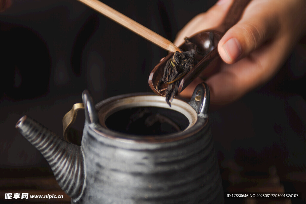 手藝人專注制作傳統(tǒng)茶壺