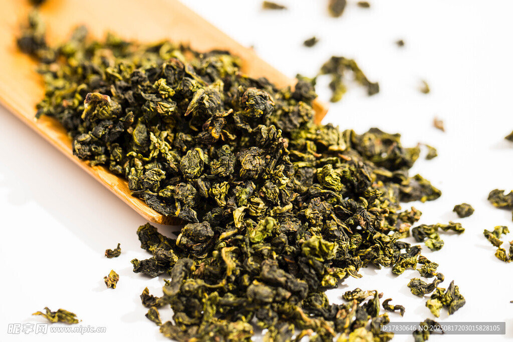 木勺上的新鮮綠茶葉