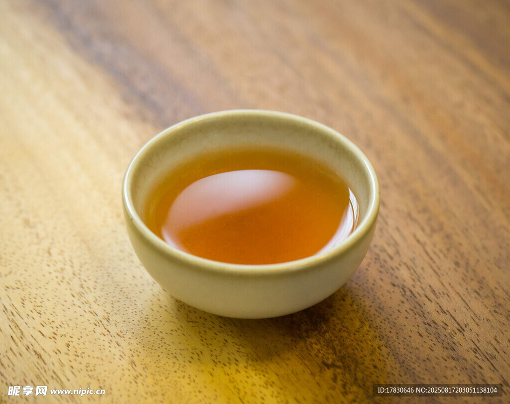木桌上的一小碗茶湯