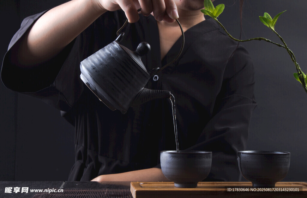 優(yōu)雅茶藝師專注泡茶瞬間