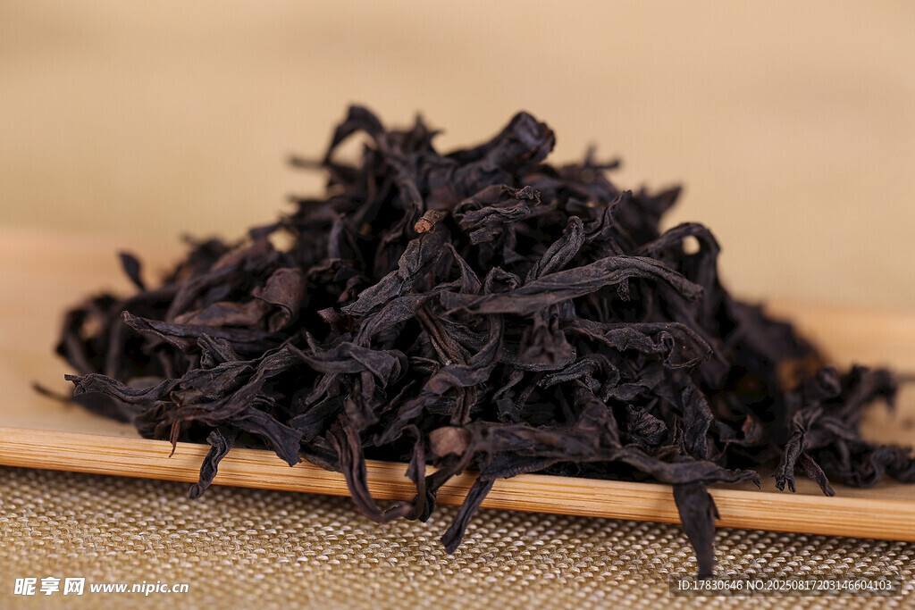 一堆黑茶葉