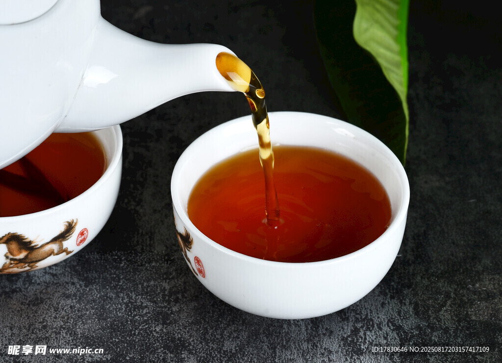 茶壺倒茶入杯的溫馨場(chǎng)景