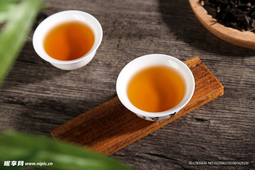 兩杯香茗置于古樸木桌