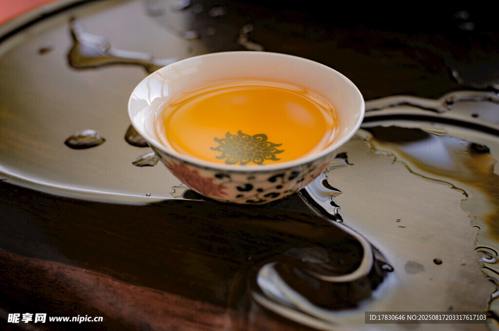 精致茶杯中的金黃茶湯