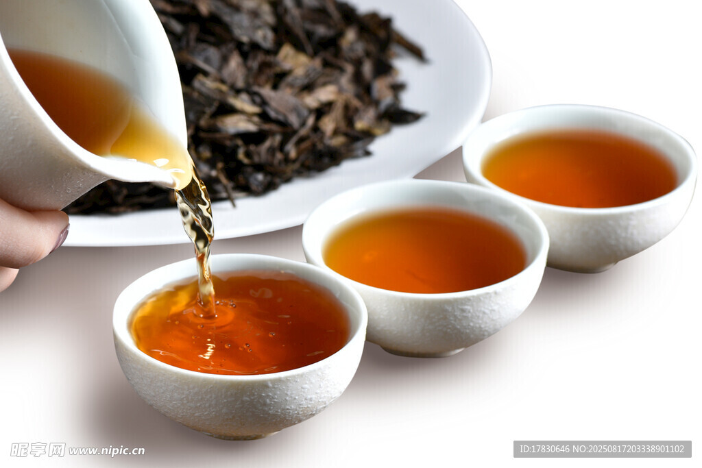 手沖熱茶入杯的溫馨畫面