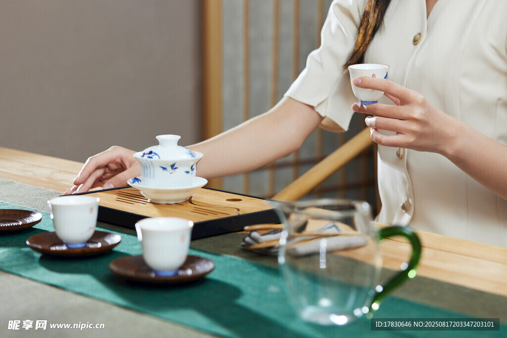優(yōu)雅女子愜意品茗場景