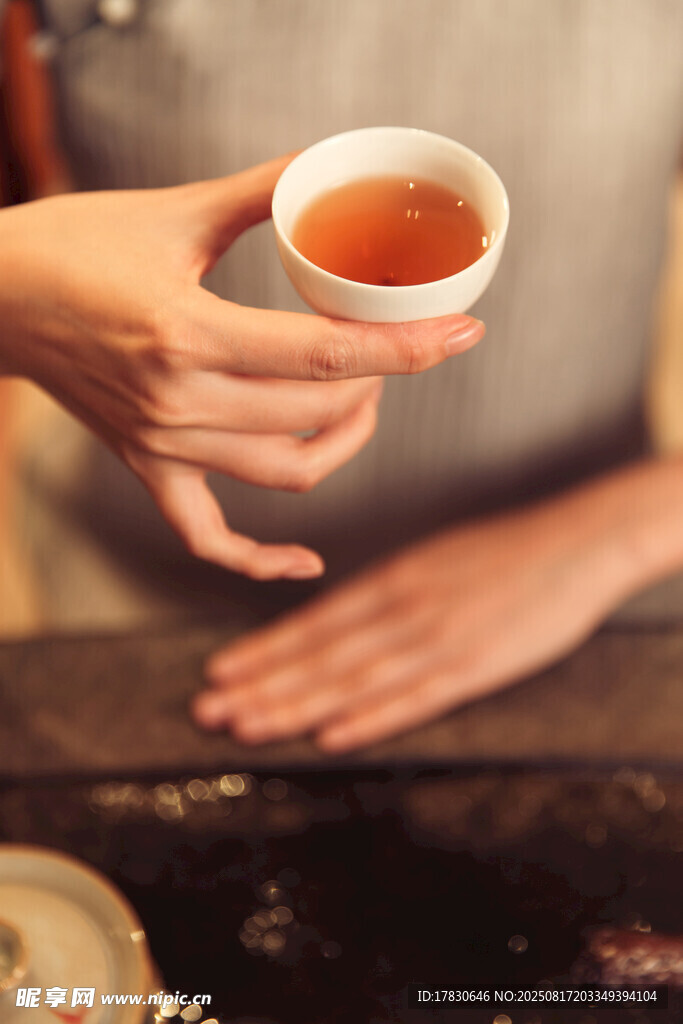 手持茶杯特寫