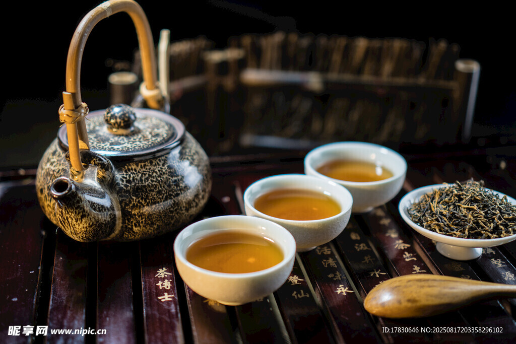 中式茶具與香茗靜美畫面