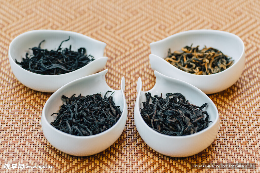 多樣茶葉展示于白色小碗中