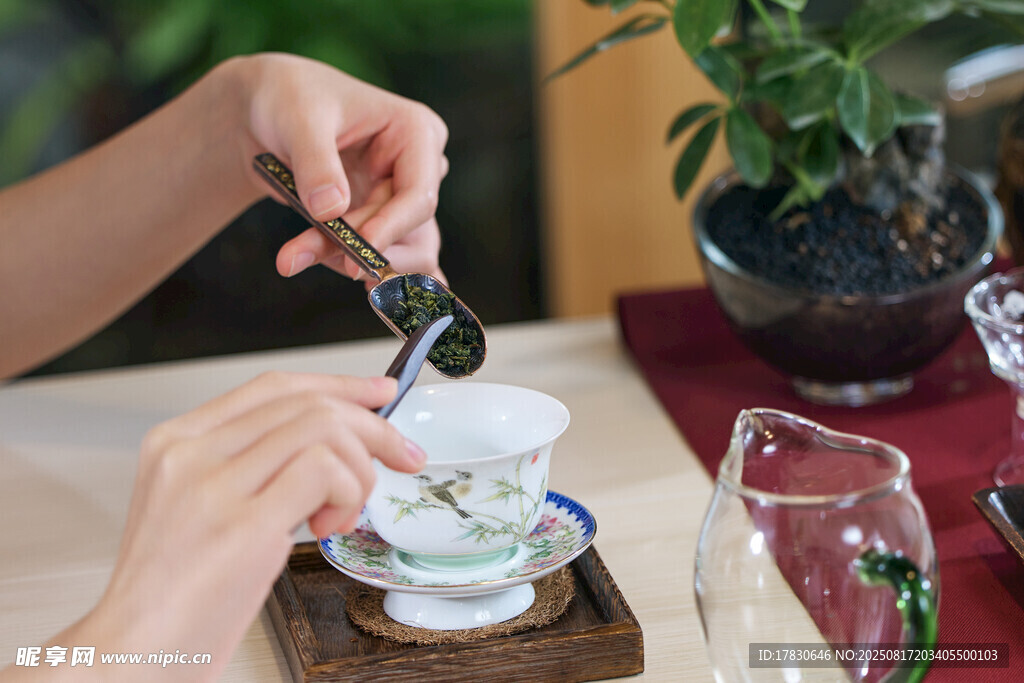 雙手優(yōu)雅沖泡精致茶具
