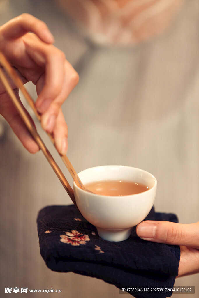 手持茶夾侍茶特寫
