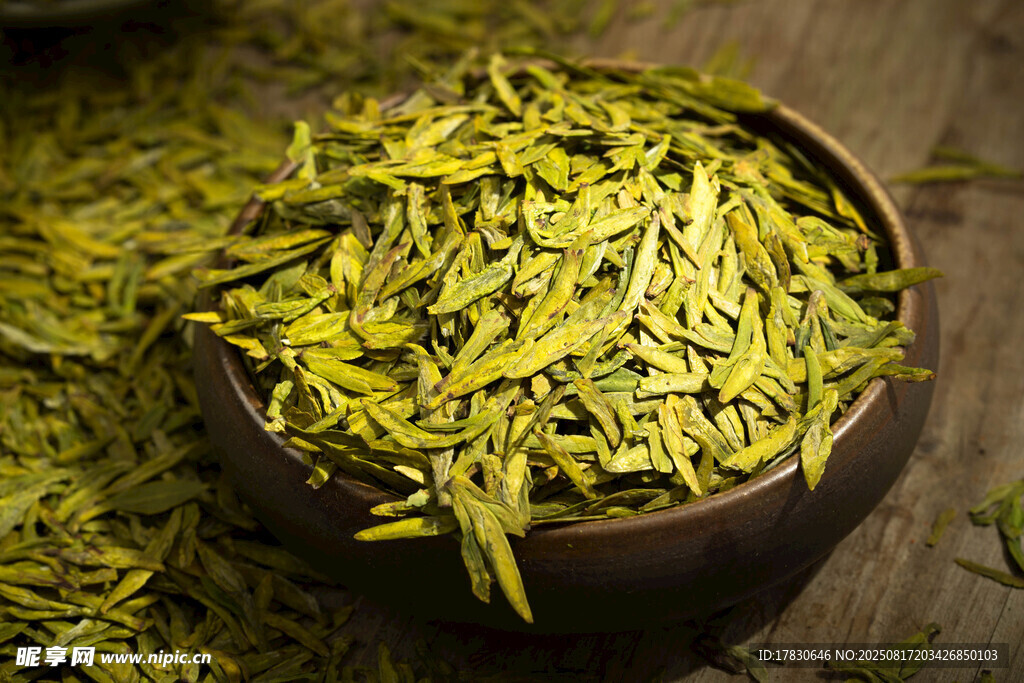 碗中盛放的鮮嫩茶葉
