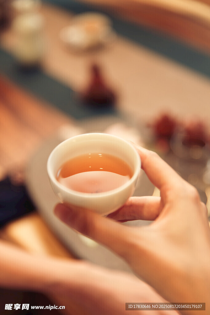 手捧暖茶享受愜意時(shí)光