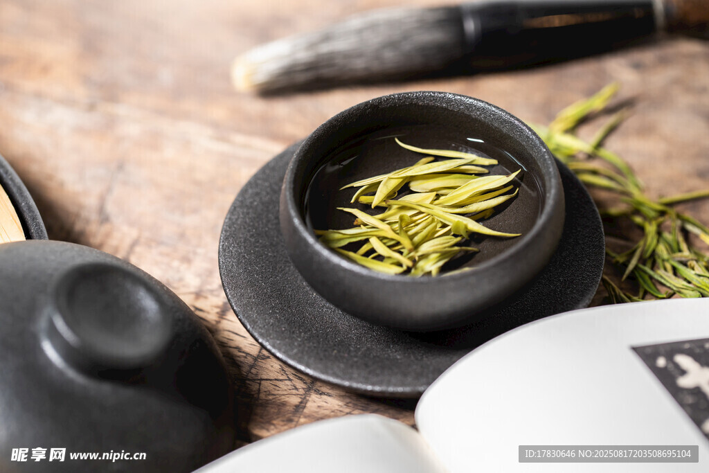 中式茶具與嫩綠茶葉