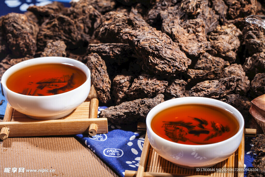傳統(tǒng)普洱熟茶與茶湯展示