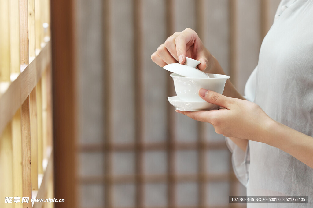 女子優(yōu)雅執(zhí)杯品茗
