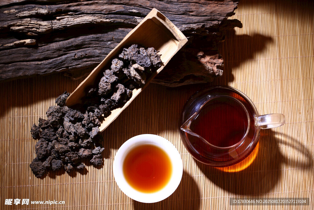 陳年黑茶與茶具的古樸組合