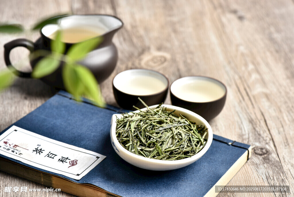 桌上綠茶與茶具的雅致組合