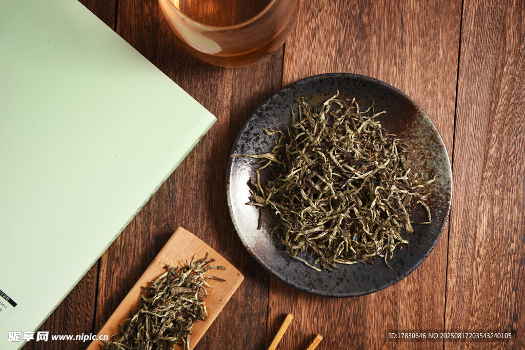 木質(zhì)桌上的精致茶葉展示