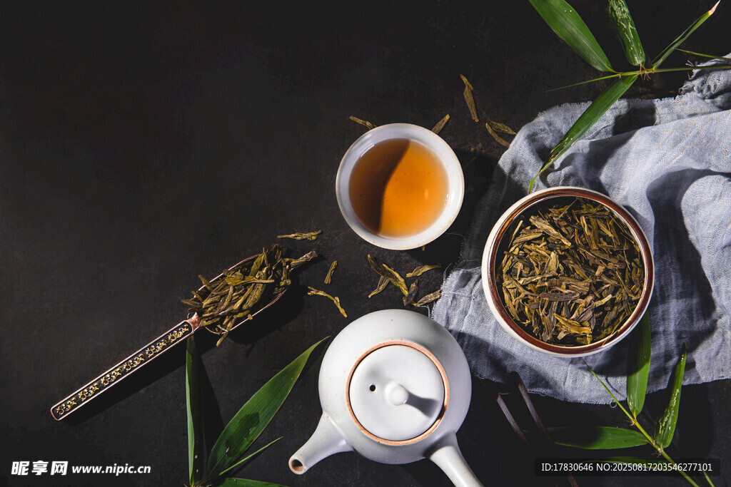 中式茶具與茶葉的雅致組合