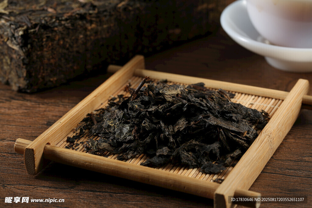 傳統(tǒng)竹盤盛放的陳年老茶
