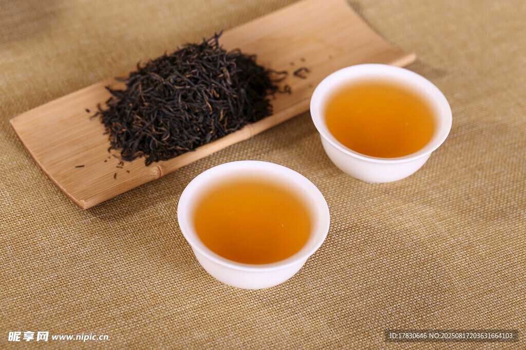 兩杯香茗與散裝茶葉