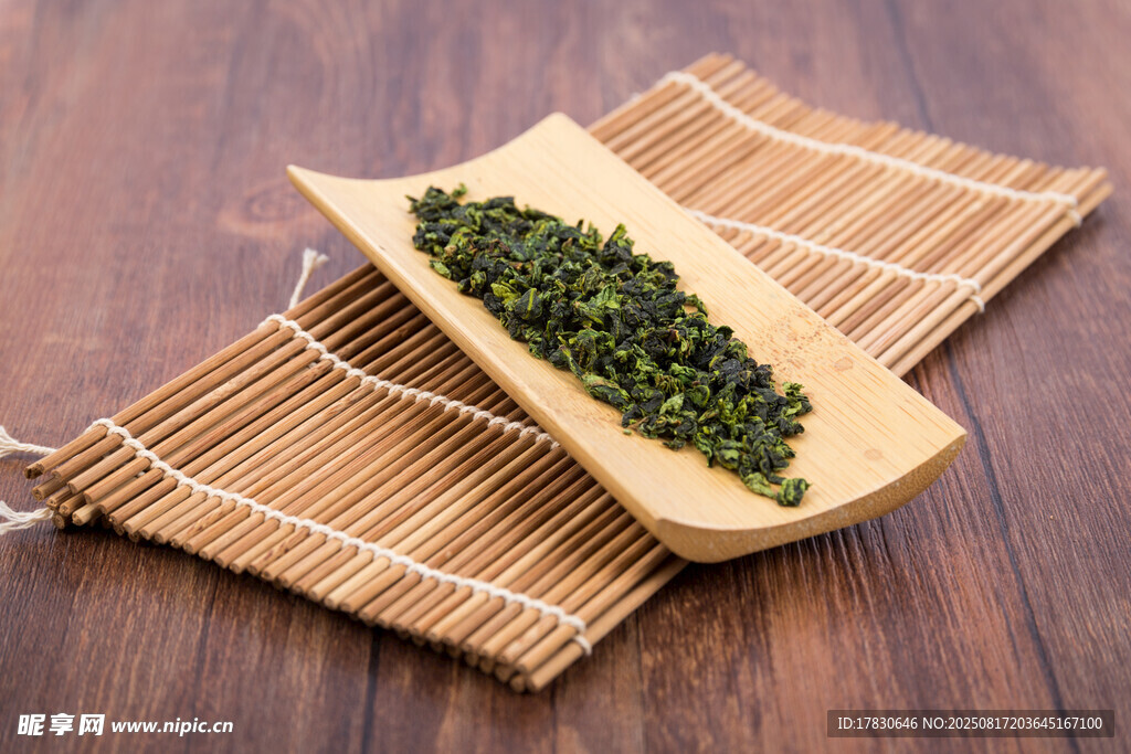 木制托盤上的翠綠茶葉