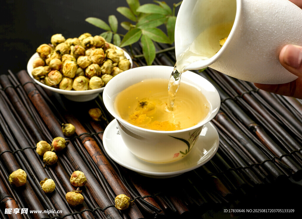 沖泡清香菊花茶瞬間