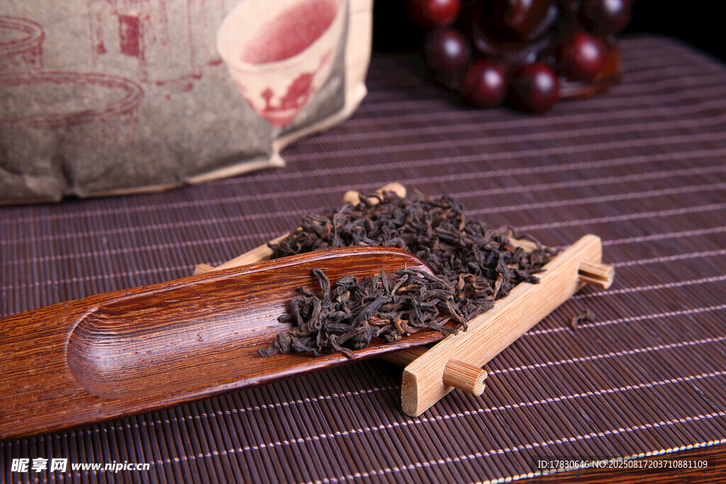 木制茶勺盛放的深色茶葉