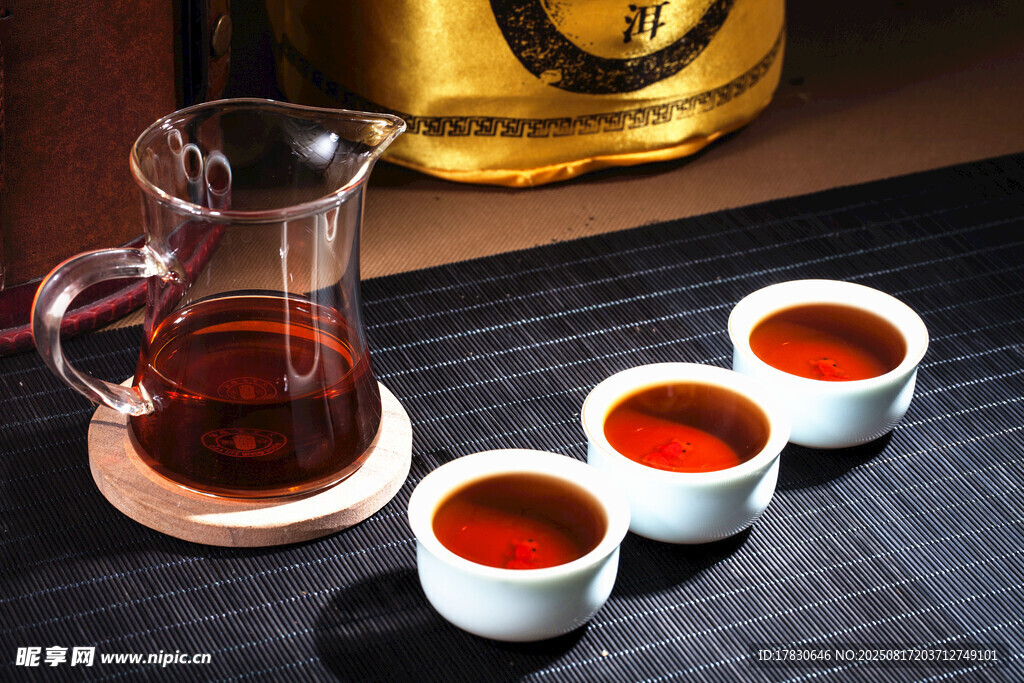 中式茶具與醇香茶湯